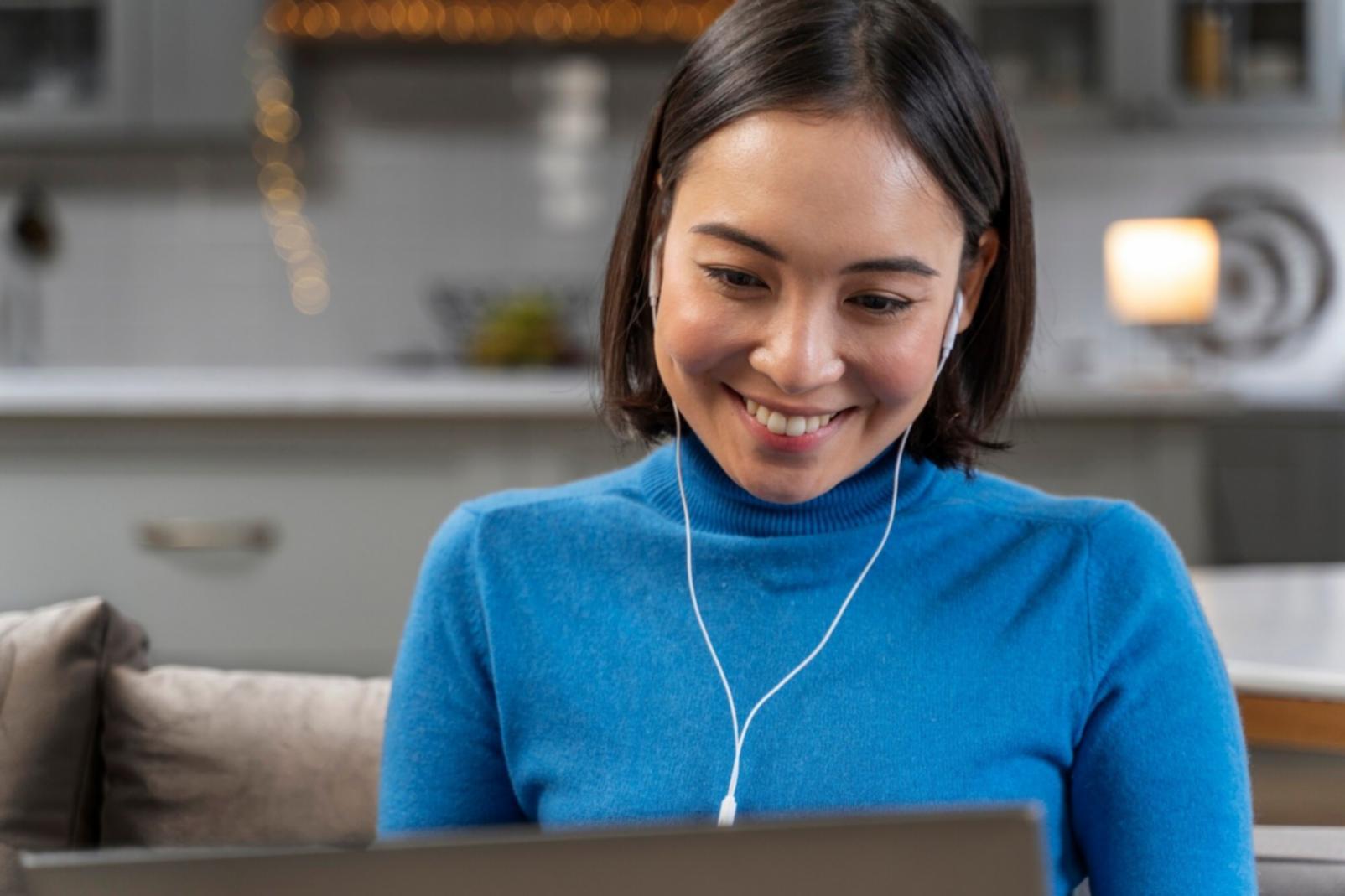 Moderne Büroumgebung mit strategischen Planungsdokumenten